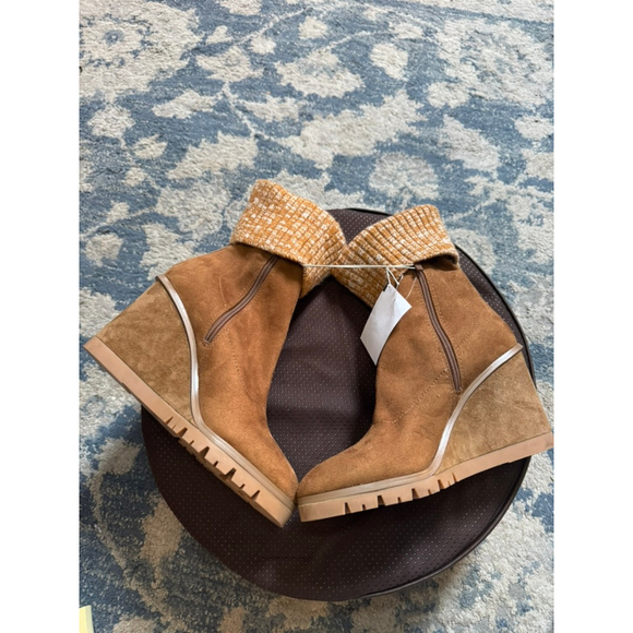 DONALD PLINERBrown Wedge Boots with Knit Cuff Size 7